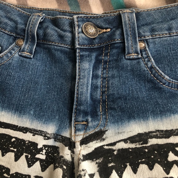 Jessica Simpson Jean Shorts with pattern - Picture 7 of 16